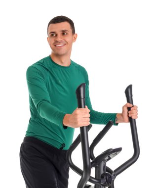 Sportif genç adam beyaz arka planda bisiklet egzersizi yapıyor.