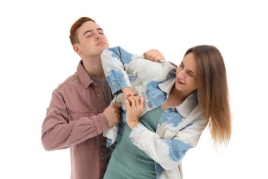 Beyaz arka planda kendini savunan genç bir kadın.