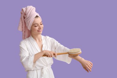 Elbise giymiş güzel bir kadın eflatun arka planda masaj yapan bir kol.