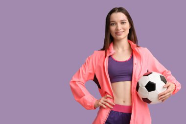 Leylak arka planında futbol topu olan genç bir bayan.
