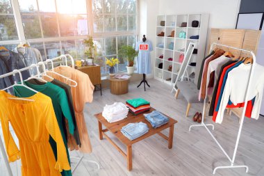 Manken ve rafları olan bir giyim mağazası.