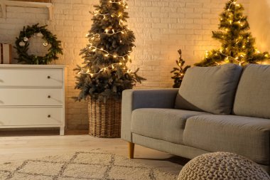 Gri kanepeli, Noel ağaçlı ve akşamları parlayan ışıklarla dolu bir oturma odası.