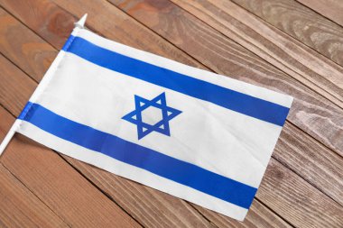 Tahta arka planda İsrail bayrağı
