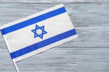 Gri ahşap arka planda İsrail bayrağı
