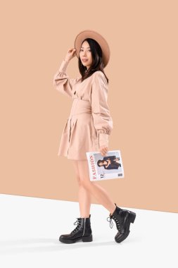 Moda dergisi renkli genç Asyalı kadın