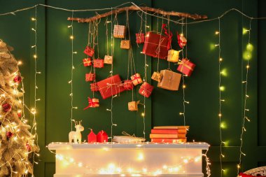 Oturma odasındaki yeşil duvarda Noel ışıkları asılı
