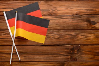 Ahşap arka planda Almanya bayrakları