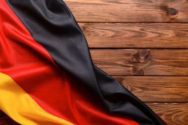 Ahşap arka planda Almanya bayrağı