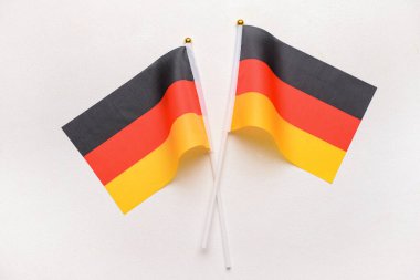 Beyaz arkaplanda Almanya bayrakları
