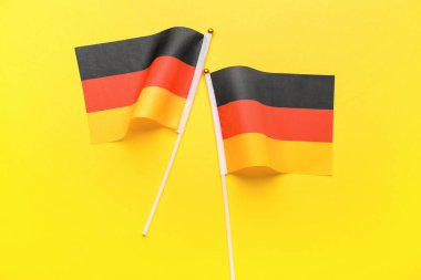 Sarı arkaplanda Almanya bayrakları
