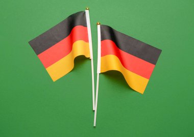 Yeşil arkaplanda Almanya bayrakları