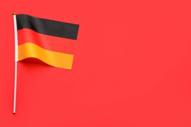 Kızıl zemin üzerinde Almanya bayrağı