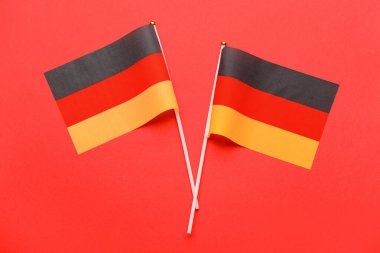 Kızıl zemin üzerinde Almanya bayrakları