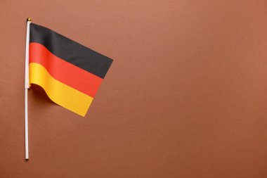 Kahverengi arka planda Almanya bayrağı
