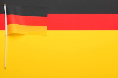 Renkli arkaplanda Almanya Bayrağı