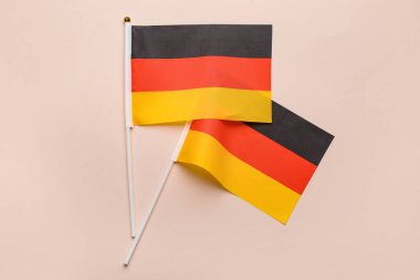 Hafif arkaplanda Almanya bayrakları