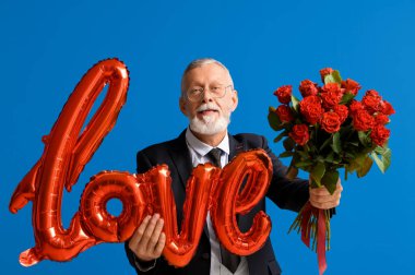 Elinde gül buketi ve hava balonu olan olgun bir adam mavi arka planda aşk kelimesi şeklinde. Sevgililer Günü kutlaması