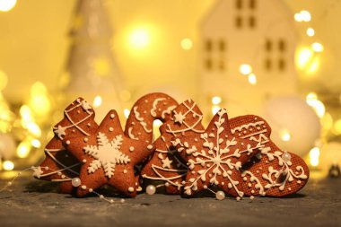 Noel kurabiyeleri ve güzel dekorasyonlar bulanık ışıklara karşı.