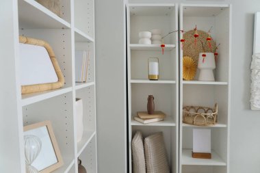 Çin Yeni Yıl kutlamaları için dekore edilmiş beyaz raf üniteleri açık oturma odasında