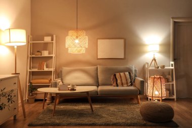 Gri kanepesi, sehpası ve gece lambasıyla modern oturma odasının içinde.