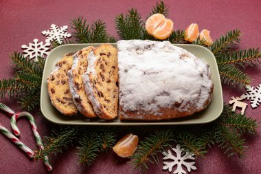 Kırmızı arka planda lezzetli Noel aromalı kompozisyon