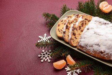 Kırmızı arka planda lezzetli Noel aromalı kompozisyon