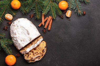 Lezzetli bir Noel kompozisyonu siyah arka planda çalınmış