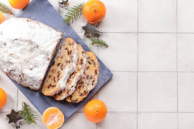 Beyaz fayans zemininde lezzetli Noel aromalı kompozisyon