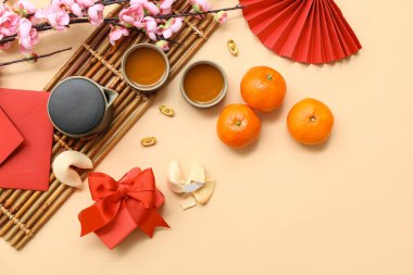 Fal kurabiyeleri, mandalina ve bej arka planda bir fincan çay. Yeni yıl kutlaması