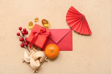 Zarflı hediye kutusu, fal kurabiyeleri ve bej arka planda Çince semboller. Yeni yıl kutlaması