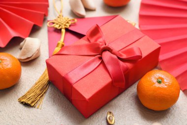 Zarflı hediye kutusu, fal kurabiyeleri ve bej arka planda mandalinalar. Yeni yıl kutlaması