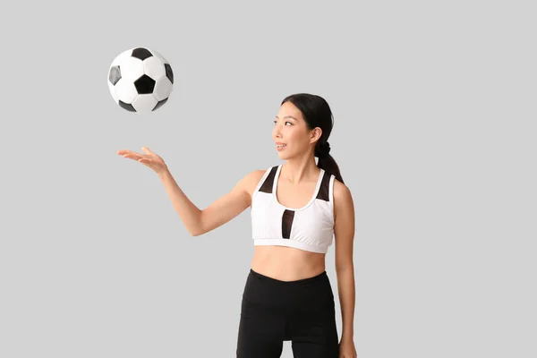 Sportig Ung Asiatisk Kvinna Med Fotboll Ljus Bakgrund — Stockfoto