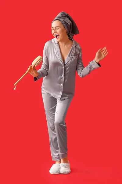 Young Woman Pajamas Massage Brush Singing Shower Red Background — Stock Photo, Image