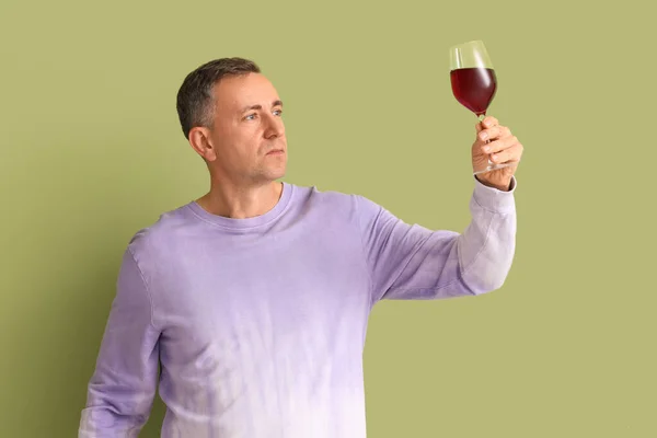 Reifer Mann Mit Einem Glas Rotwein Auf Grünem Hintergrund — Stockfoto