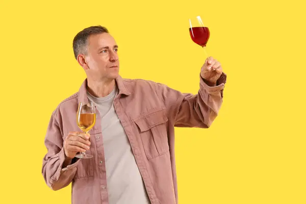 Reifer Mann Mit Weingläsern Auf Gelbem Hintergrund — Stockfoto