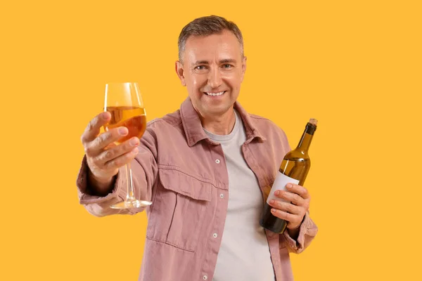 Reifer Mann Mit Einem Glas Wein Auf Gelbem Hintergrund — Stockfoto