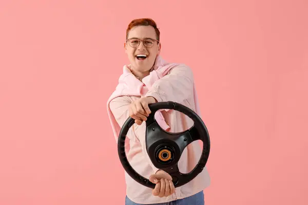 Glücklicher Junger Mann Mit Brille Und Lenkrad Auf Rosa Hintergrund — Stockfoto