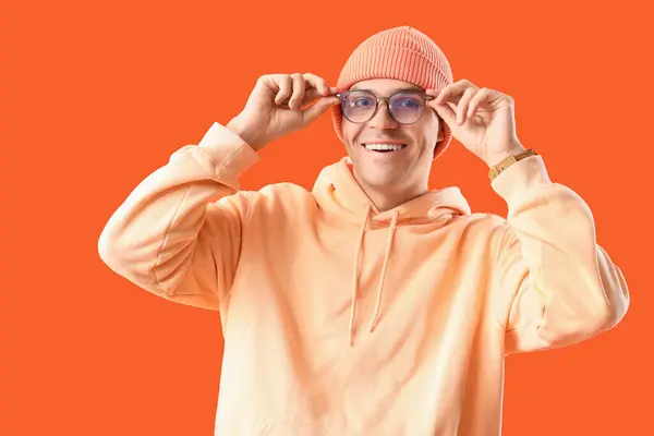 Giovane Uomo Occhiali Sfondo Arancione — Foto Stock