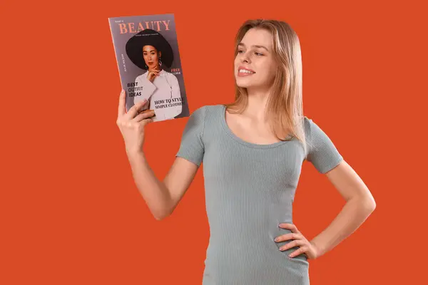 Junge Frau Mit Magazin Auf Orangefarbenem Hintergrund — Stockfoto
