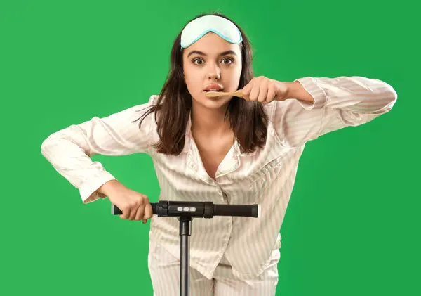 Mujer Joven Pijama Con Scooter Eléctrico Cepillándose Los Dientes Sobre — Foto de Stock