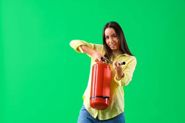 Ung Kvinna Med Brandsläckare Grön Bakgrund — Stockfoto