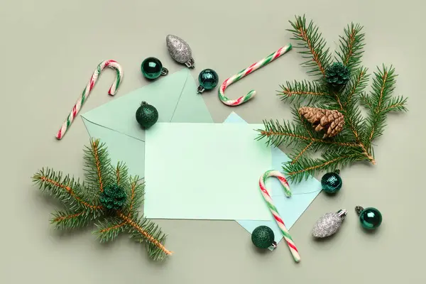 Papier Blanc Avec Enveloppes Décor Noël Sur Fond Vert Clair — Photo