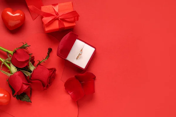 빨간색 배경에 반지와 발렌타인 — 스톡 사진