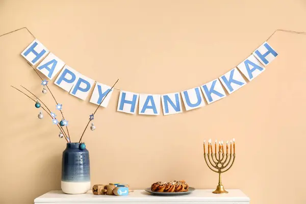 Happy Hanukkah Bunting Repisa Con Decoraciones Tradicionales Cerca Pared Beige —  Fotos de Stock