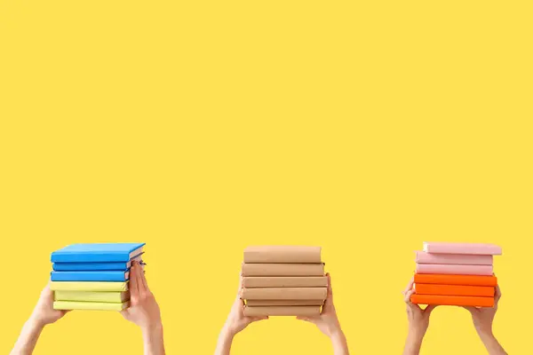 Handen Met Boeken Gele Achtergrond — Stockfoto