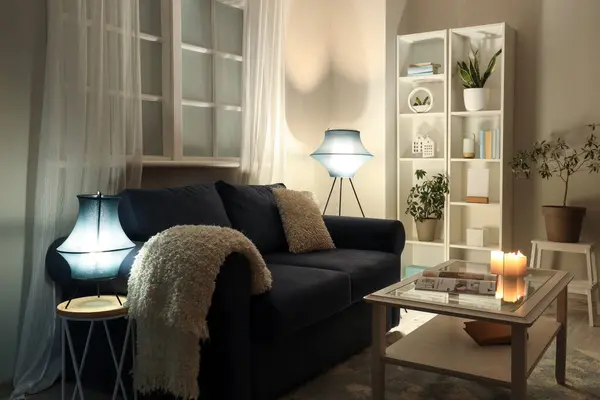Interieur Eines Modernen Wohnzimmers Mit Schwarzem Sofa Couchtisch Und Leuchtenden — Stockfoto