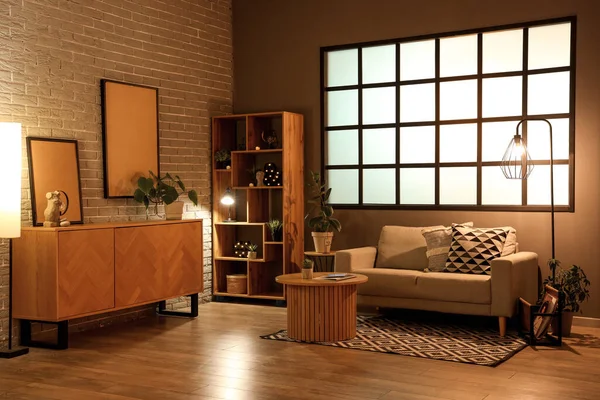 Interieur Eines Modernen Wohnzimmers Mit Grauem Sofa Couchtisch Holzschrank Und — Stockfoto