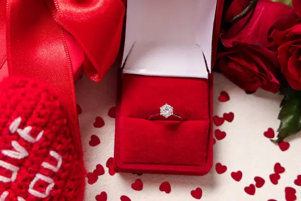 漂亮的构图 白色背景上有订婚戒指 情人节庆祝活动 图库照片