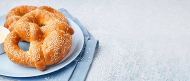 Açık arkaplanda lezzetli simit tabağı ve metin için boşluk