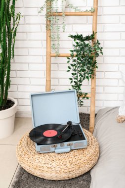 Yatak odasındaki pouf 'ta vinil diski olan kayıt çalar